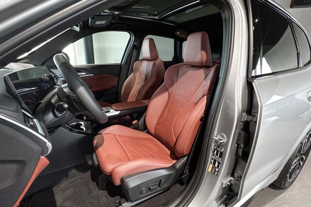 BMW iX1 eDrive20 67 kWh | M Sport | Glazen Panoramadak | Harman Kardon | Trekhaak |