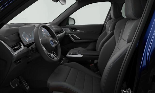 BMW iX1 xDrive30 M-Sport - Pano - Trekhaak - Memory - Harman Kardon - Massage - Head-Up