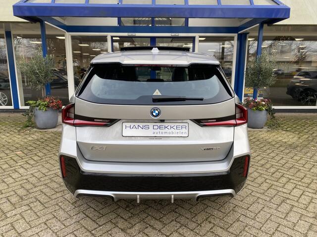 BMW iX1 xDrive30 Launch Edition / Pano / head-up