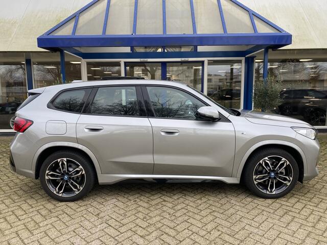 BMW iX1 xDrive30 Launch Edition / Pano / head-up