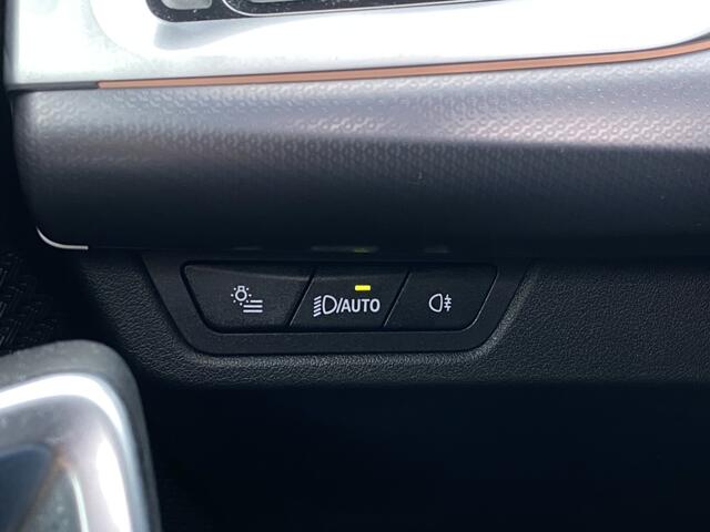 BMW iX1 xDrive30 Launch Edition / Pano / head-up