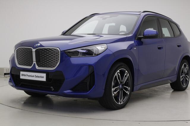 BMW iX1 eDrive20 67 kWh M-Sport | 19" | Trekhaak | Panorama | Premium Pack | Voorbereiding Driving Assistant Plus | | Nu voor 43.895,-