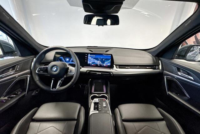 BMW iX1 xDrive30 67 kWh | M Sport | Stoelverwarming | Driving Assistant Plus |