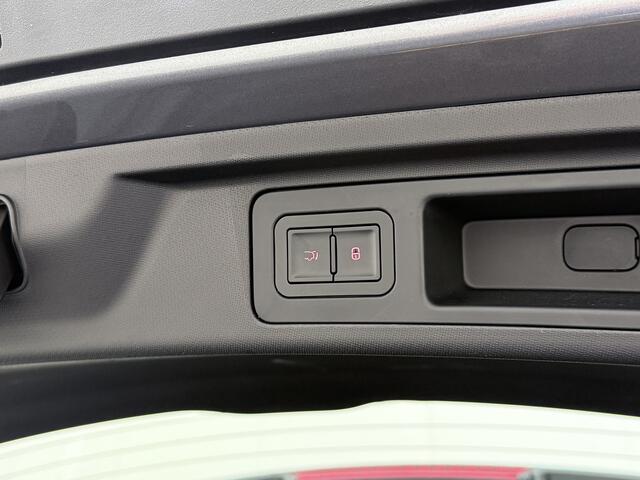 BYD Atto 3 60kWh Design SOH 99% Pano-dak Leer+Elektr.Verst. Warmtepomp Adaptieve Cruise 360°Camera Apple Carplay Android Auto Elektr.Achterklep Design Verkeersbord detectie WiFi DAB Led Rijstrooksensor Keyless Smartphone Entry Fabrieksgarantie tot 20-12-2030/150.000