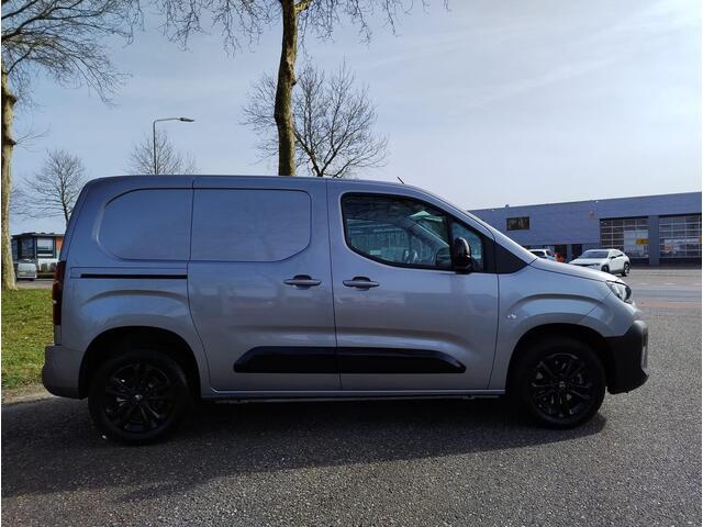 Citroen BERLINGO L1 1.5 BlueHDi 130pk EAT8 AUTOMAAT | Houten afwerking laadruimte | Multimedia | Apple Carplay | Android Auto | NAVI | Achteruitrijcamera | Parkeersensoren achter | Bestuurdersstoel comfort | Keyless Entry | Climate control | 16 inch zwarte velgen | Trekha