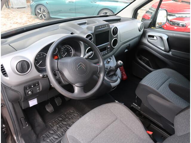 Citroen BERLINGO 110 Pk Benzine * Luxe * Hoge Zit * 5 Persoons * * Navigatie * Achteruitrij Parkeer Camera * Climate & Cruise Control * Trekhaak * 3 stoelen op 2e zitrij * Vingerhoets; Vierde generatie Eersteklas Service *