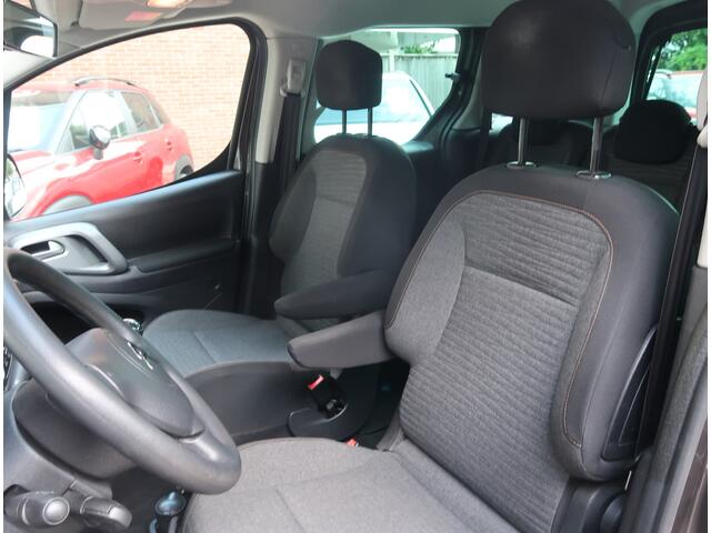 Citroen BERLINGO 110 Pk Benzine * Luxe * Hoge Zit * 5 Persoons * * Navigatie * Achteruitrij Parkeer Camera * Climate & Cruise Control * Trekhaak * 3 stoelen op 2e zitrij * Vingerhoets; Vierde generatie Eersteklas Service *