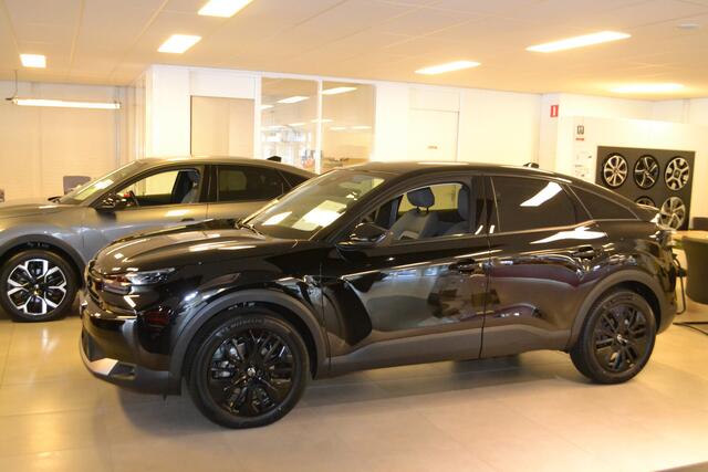 Citroen C4 1.2 Hybrid 145pk Collection I NAVIGATIE I ACHTERUITRIJCAMERA I KEYLESS ENTRY I ZWARTE L.M. VELGEN I LUXE STOFFEN COMFORT BEKLEDING I ACTIE RIJKLAAR ¤ 32.950,- I NIEUWE AUTO MET 2 KM I IN DE KLEUR PERLA NERA BLACK METALLIC I