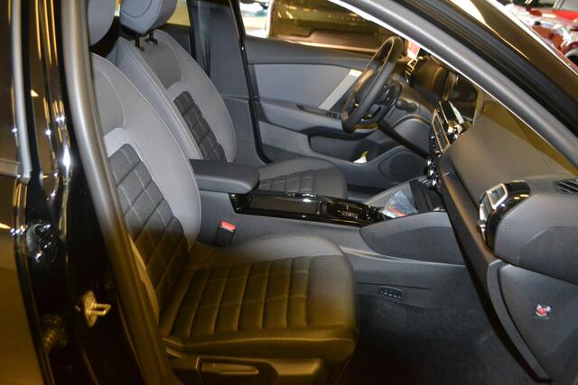 Citroen C4 1.2 Hybrid 145pk Collection I NAVIGATIE I ACHTERUITRIJCAMERA I KEYLESS ENTRY I ZWARTE L.M. VELGEN I LUXE STOFFEN COMFORT BEKLEDING I ACTIE RIJKLAAR ¤ 32.950,- I NIEUWE AUTO MET 2 KM I IN DE KLEUR PERLA NERA BLACK METALLIC I