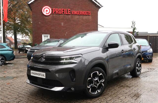 Citroen C5 Aircross 130 Pk. *** Automaat *** Feel Edition 100% Benzine * Nieuw Type * Keyless Entry & Start Button * 3 Stoelen 2e zitrij * Speciale Bekleding * L.M. Velgen * Climate & Cruise Control * Navigatie en Spotify via Apple Car Play of Android Auto * Vingerh
