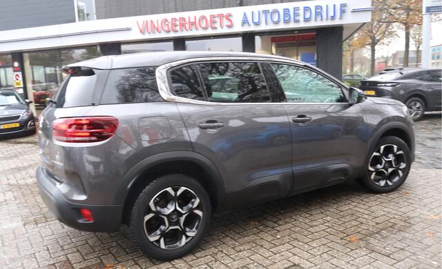 Citroen C5 Aircross 130 Pk. *** Automaat *** Feel Edition 100% Benzine * Nieuw Type * Keyless Entry & Start Button * 3 Stoelen 2e zitrij * Speciale Bekleding * L.M. Velgen * Climate & Cruise Control * Navigatie en Spotify via Apple Car Play of Android Auto * Vingerh