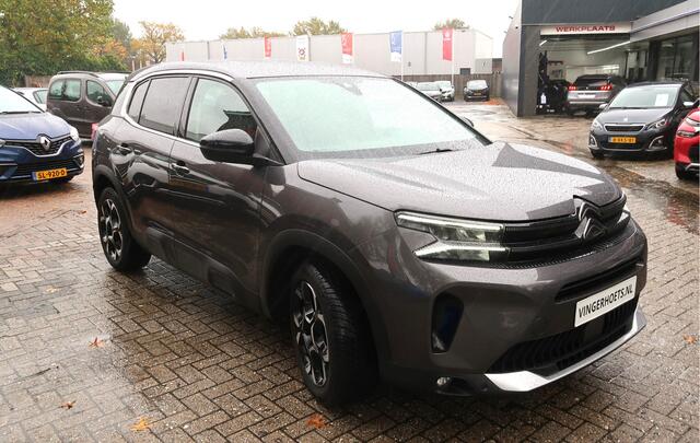 Citroen C5 Aircross 130 Pk. *** Automaat *** Feel Edition 100% Benzine * Nieuw Type * Keyless Entry & Start Button * 3 Stoelen 2e zitrij * Speciale Bekleding * L.M. Velgen * Climate & Cruise Control * Navigatie en Spotify via Apple Car Play of Android Auto * Vingerh
