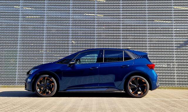 Cupra Born Business 63 kWh / 19 inch koperen velgen / Navigatie / Parkeersensoren voor+achter / Achteruitrijcamera / Adaptive Cruise Control / Stoel- en stuurwielverwarming