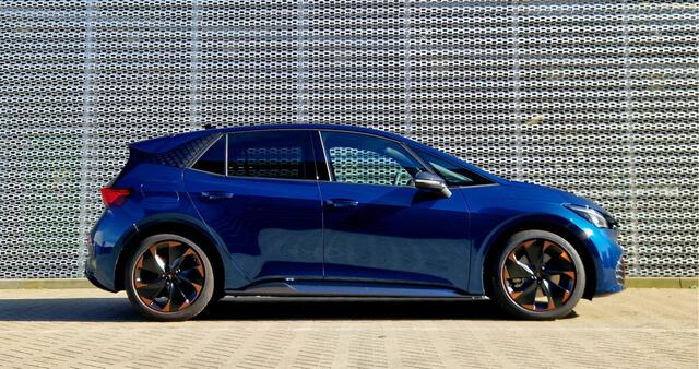 Cupra Born Business 63 kWh / 19 inch koperen velgen / Navigatie / Parkeersensoren voor+achter / Achteruitrijcamera / Adaptive Cruise Control / Stoel- en stuurwielverwarming