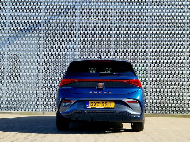 Cupra Born Business 63 kWh / 19 inch koperen velgen / Navigatie / Parkeersensoren voor+achter / Achteruitrijcamera / Adaptive Cruise Control / Stoel- en stuurwielverwarming