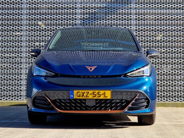 Cupra Born Business 63 kWh / 19 inch koperen velgen / Navigatie / Parkeersensoren voor+achter / Achteruitrijcamera / Adaptive Cruise Control / Stoel- en stuurwielverwarming