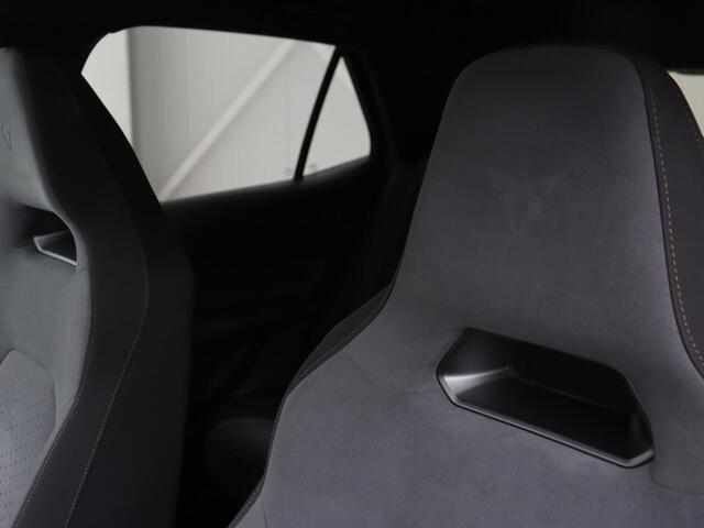 Cupra Born Performance One 62 kWh | Stoel & stuurverwarming | Massage | Camera | Adaptive cruise | Carplay | Keyless | Navigatie