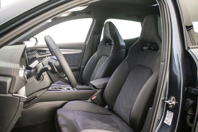 Cupra Formentor VZ Performance 1.5 TSI e-Hybrid 272pk DSG Automaat Trekhaak, Adaptive cruise control, Achteruitrijcamera, Stuurwiel verwarmd, Parkeersensoren, Elektrische achterklep