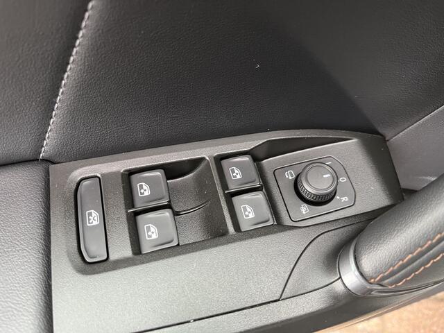 Cupra Formentor 1.4 e-Hybrid Performance / AUTOMAAT/ PANO/ ELEKTR. STOEL/ NAVI/ LED/ FULL-LINK/ CLIMA/ 19" LMV/ PARK. SENSOREN + CAMERA/ DAB/ KEYLESS