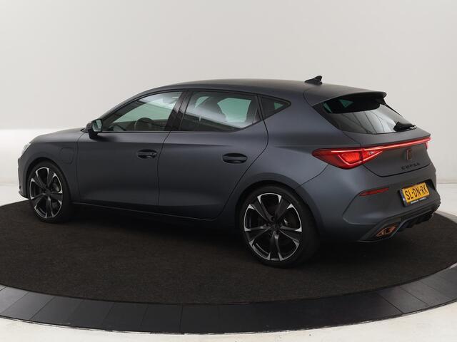 Cupra Leon 1.4 eHybrid | 245pk | Stoel & stuurverwarming | Carplay | Memory | Sfeerverlichting | Parkeerhulp | Navigatie | Keyless | Full LED | Sportstoelen | Magnetic Tech Matt | PHEV | Plug In