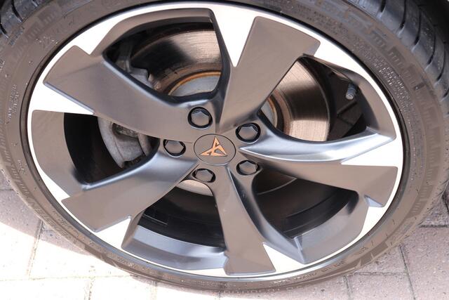 Cupra Leon Sportstourer 1.5 eTSI Business Edition Automaat. Panorama dak, sfeer verlichting, navigatie.