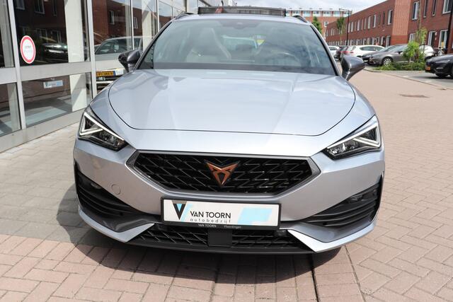 Cupra Leon Sportstourer 1.5 eTSI Business Edition Automaat. Panorama dak, sfeer verlichting, navigatie.