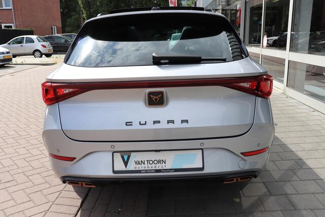 Cupra Leon Sportstourer 1.5 eTSI Business Edition Automaat. Panorama dak, sfeer verlichting, navigatie.