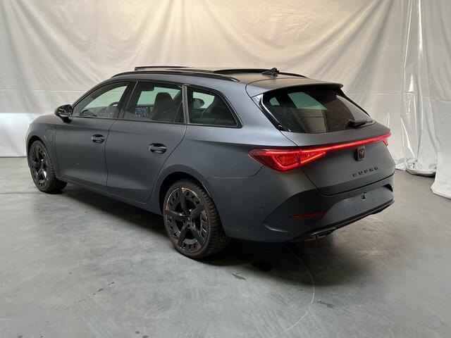 Cupra Leon Sportstourer 1.4 e-Hybrid VZ Performance / AUTOMAAT/ PANO/ 245 PK/ 19" LMV/ FULL LINK/ ADAPT. CRUISE/ DIGITAL DASH/ PARK. SENSOREN + CAMERA/ RIJ-MODI/ STOEL-STUUR VERWARM./ NAVI/ MATRIX/ DAB/ 3-ZONE CLIMA