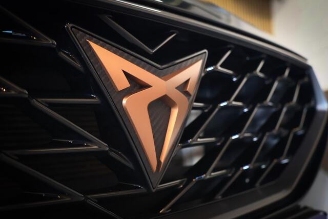 Cupra Leon Sportstourer 1.4 e-Hybrid Business LED/Keyless/Camera/Virtual Cockpit/DCC/ACC/18"