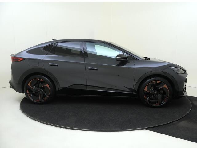 Cupra Tavascan VZ Adrenaline 82 kWh | Panoramadak | Adaptieve demping systeem | 360 camera | Head-up display | 3-zone airco | Parkeerassistent | Dodehoek detectie | Keyless |