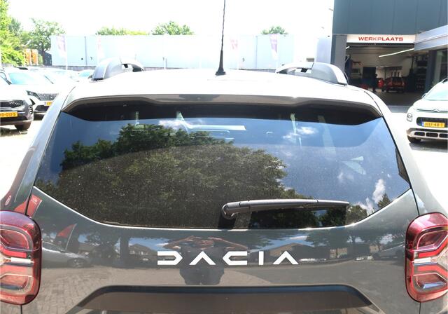 Dacia DUSTER 150 Pk Benzine *** AUTOMAAT * Ruige Stoere Journey Uitvoering * Navigatie * Achteruitrij Camera * Stoelverwarming * Dodehoekdetector * Climate & Cruise Control * Hoge Zit * Stoere Kleur * Vingerhoets; Vierde Generatie Eersteklas Service !