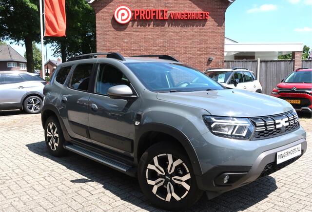 Dacia DUSTER 150 Pk Benzine *** AUTOMAAT * Ruige Stoere Journey Uitvoering * Navigatie * Achteruitrij Camera * Stoelverwarming * Dodehoekdetector * Climate & Cruise Control * Hoge Zit * Stoere Kleur * Vingerhoets; Vierde Generatie Eersteklas Service !