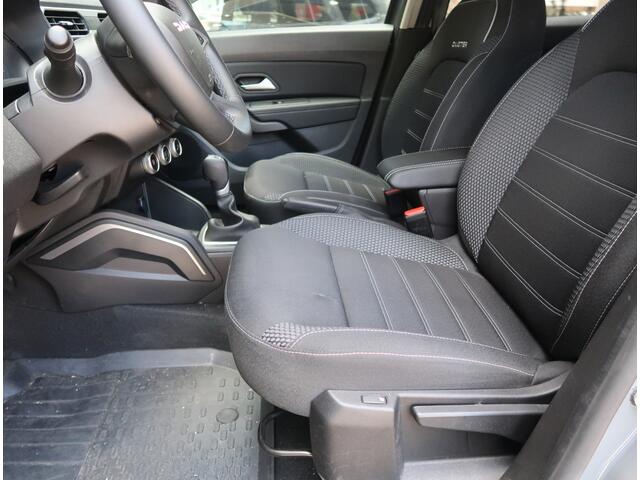 Dacia DUSTER 150 Pk Benzine *** AUTOMAAT * Ruige Stoere Journey Uitvoering * Navigatie * Achteruitrij Camera * Stoelverwarming * Dodehoekdetector * Climate & Cruise Control * Hoge Zit * Stoere Kleur * Vingerhoets; Vierde Generatie Eersteklas Service !