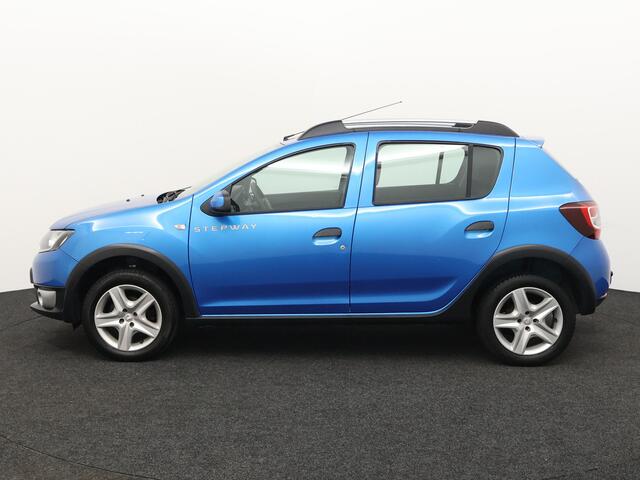 Dacia SANDERO 0.9 TCe Stepway Lauréate Trekhaak hoge instap airco centrvergr elecraam audio/aux/stuurbed lmvelg nette auto, met gebruiks sporen, lak beschadiging op de motorkap.