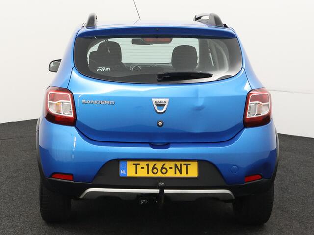 Dacia SANDERO 0.9 TCe Stepway Lauréate Trekhaak hoge instap airco centrvergr elecraam audio/aux/stuurbed lmvelg nette auto, met gebruiks sporen, lak beschadiging op de motorkap.