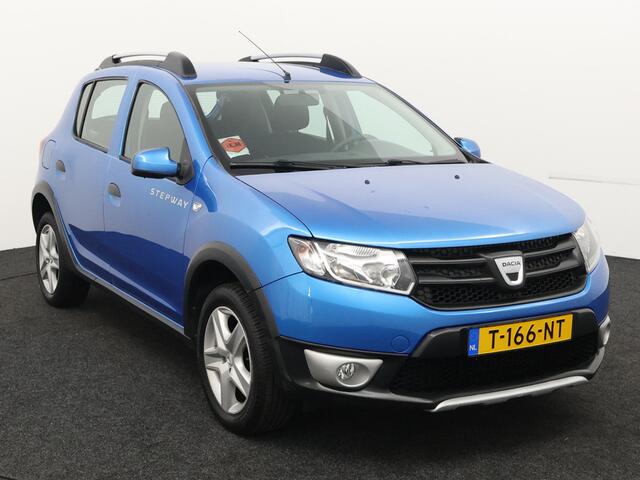 Dacia SANDERO 0.9 TCe Stepway Lauréate Trekhaak hoge instap airco centrvergr elecraam audio/aux/stuurbed lmvelg nette auto, met gebruiks sporen, lak beschadiging op de motorkap.