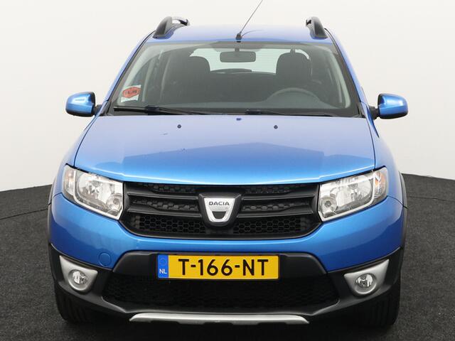 Dacia SANDERO 0.9 TCe Stepway Lauréate Trekhaak hoge instap airco centrvergr elecraam audio/aux/stuurbed lmvelg nette auto, met gebruiks sporen, lak beschadiging op de motorkap.