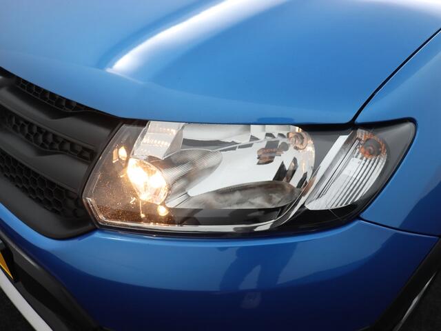 Dacia SANDERO 0.9 TCe Stepway Lauréate Trekhaak hoge instap airco centrvergr elecraam audio/aux/stuurbed lmvelg nette auto, met gebruiks sporen, lak beschadiging op de motorkap.