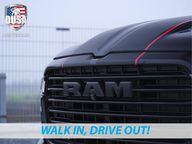 Dodge 1500 RAM Laramie | Night Edition | Crew Cab | 4X4 | 2025 Panorama | Niveau regeling | 14,4-inch Touchscreen | Passenger Display Meerprijs extra opties / Accessoires zoals Deksel, Backflip, Fenders, wraps, Stripings etc