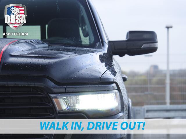 Dodge 1500 RAM | Laramie | Night Edition | 3.0L I6 Hurricane | Crew Cab | 4X4 | Panorama | Niveau regeling | 14,4-inch Touchscreen | Passenger Display Meerprijs extra opties / Accessoires zoals Deksel, Backflip, Fenders, wraps, Stripings etc