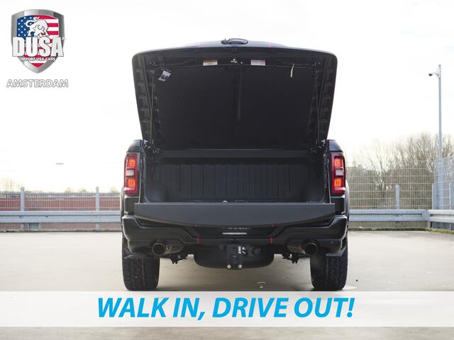 Dodge 1500 RAM | Laramie | Night Edition | 3.0L I6 Hurricane | Crew Cab | 4X4 | Panorama | Niveau regeling | 14,4-inch Touchscreen | Passenger Display Meerprijs extra opties / Accessoires zoals Deksel, Backflip, Fenders, wraps, Stripings etc