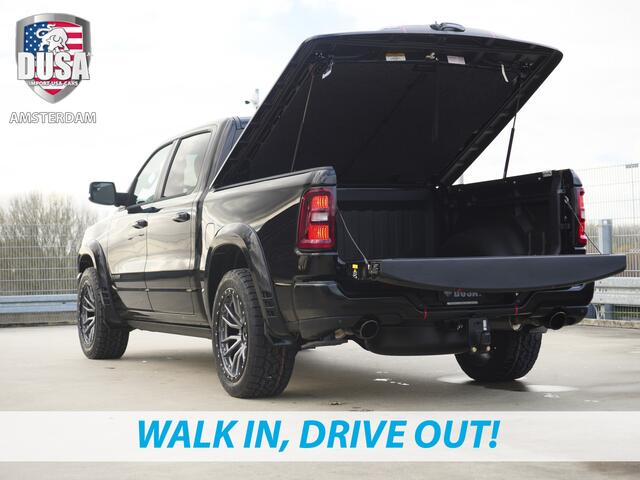 Dodge 1500 RAM | Laramie | Night Edition | 3.0L I6 Hurricane | Crew Cab | 4X4 | Panorama | Niveau regeling | 14,4-inch Touchscreen | Passenger Display Meerprijs extra opties / Accessoires zoals Deksel, Backflip, Fenders, wraps, Stripings etc