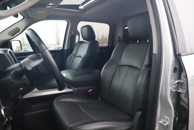 Dodge 1500 Ram 5.7 V8 4x4 Quad Cab 6'4 Laramie Silver / Black Trekhaak Schuifdak Leder Alpine Sound 20 inch LMV Stuur & Stoelverwarming 3500KG Trekgewicht