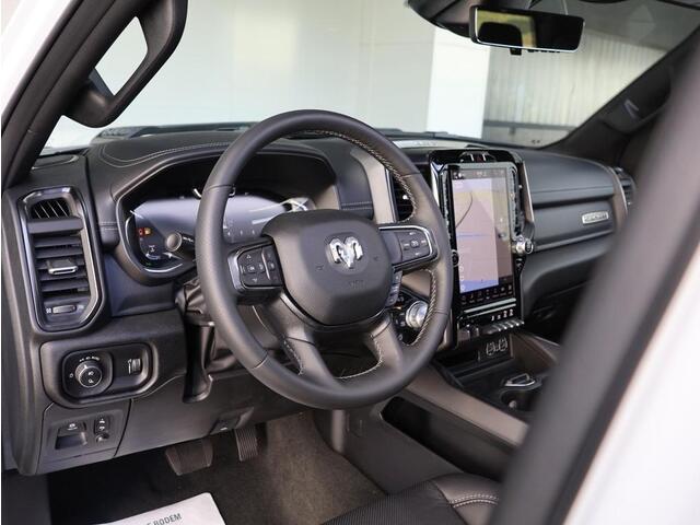 Dodge 1500 Ram 5.7 V8 4x4 Crew Cab Sport Night edition | Elektrisch Sidebars | Pano-Dak | Groot Navi | eTorque |