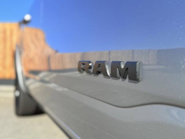 Dodge RAM PICKUP 5.7 V8 4x4 CC Laramie Night HEMI V8 401PK 360 pano Luchtvering!