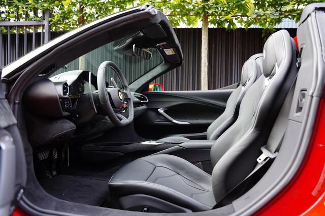 Ferrari 296 GTS 3.0 V6 F 1 Atelier Car Lifting