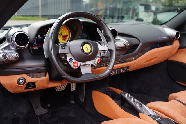 Ferrari F8 Spider 3.9 V8 HELE Cuoio Interior 18 D.Km