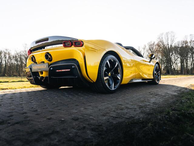 Ferrari SF90 Spider 4.0 V8 Assetto Fiorano Giallo Triplo Strato, JBL, Full Carbon