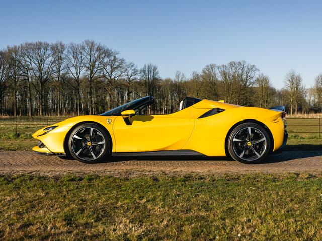 Ferrari SF90 Spider 4.0 V8 Assetto Fiorano Giallo Triplo Strato, JBL, Full Carbon