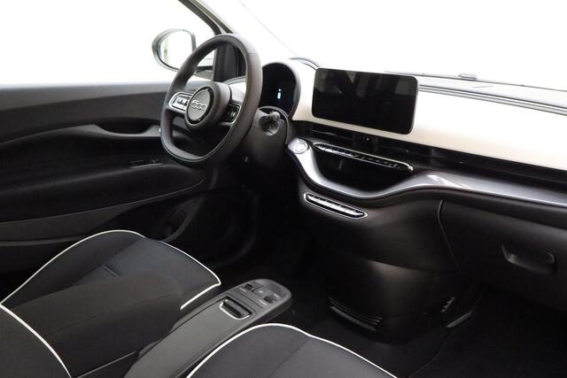 Fiat 500 Urban 42 kWh Camera | Stoelverwarming | Keyless | Navigatie via Carplay | Parkeersensoren voor en achter | Geen kilometers